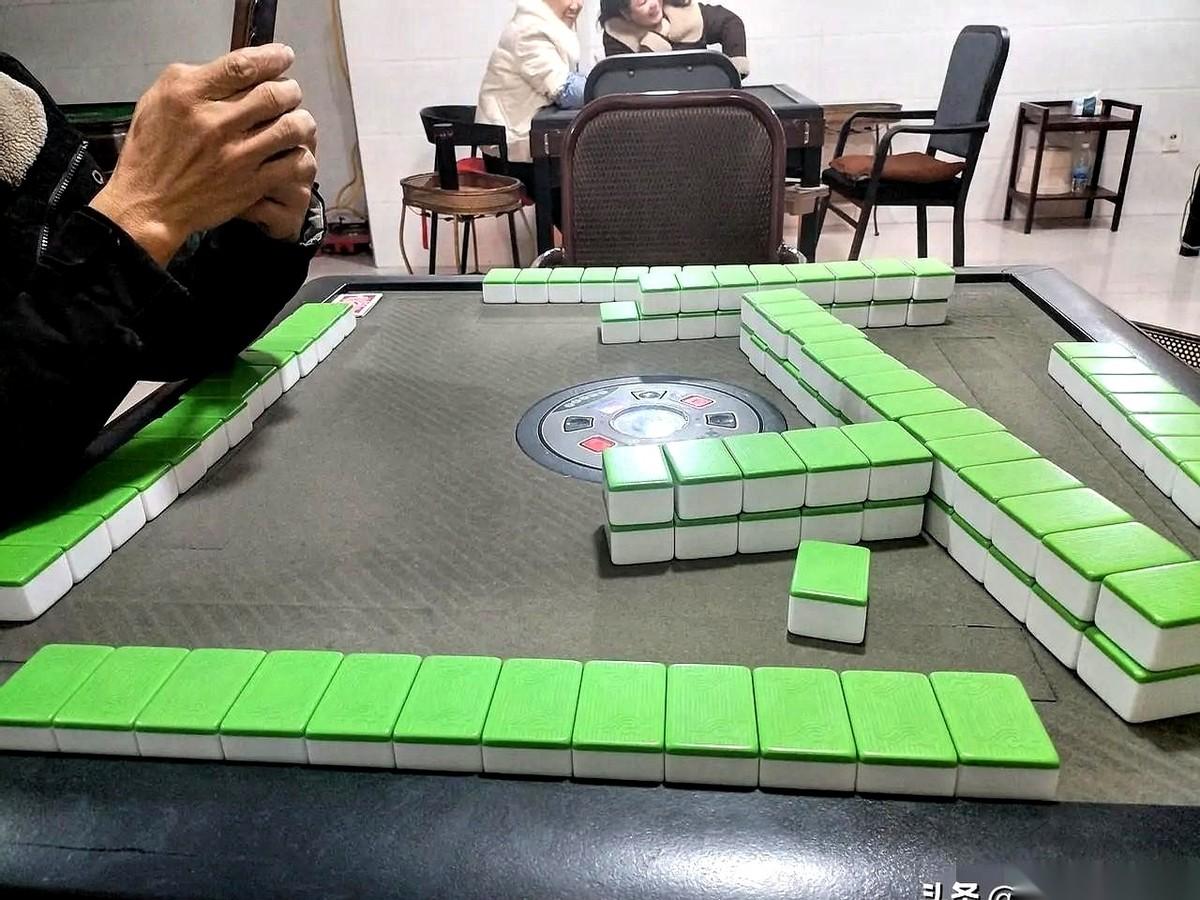 说真的，麻将这玩意儿，真不是在打牌，是在打人性。
你发现没？那些在桌上骂骂咧咧、