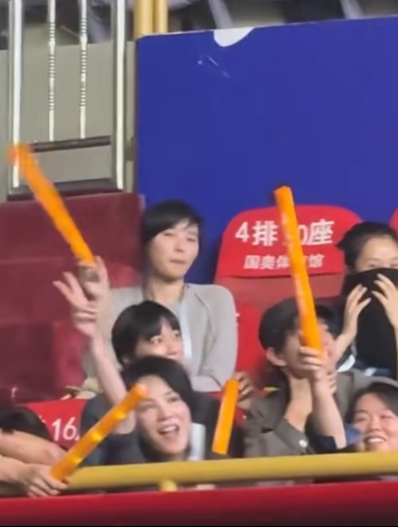 王菲窦靖童合唱OST 窦靖童状况外巡演西安站终于来了！王菲和童童合唱的《你也在这