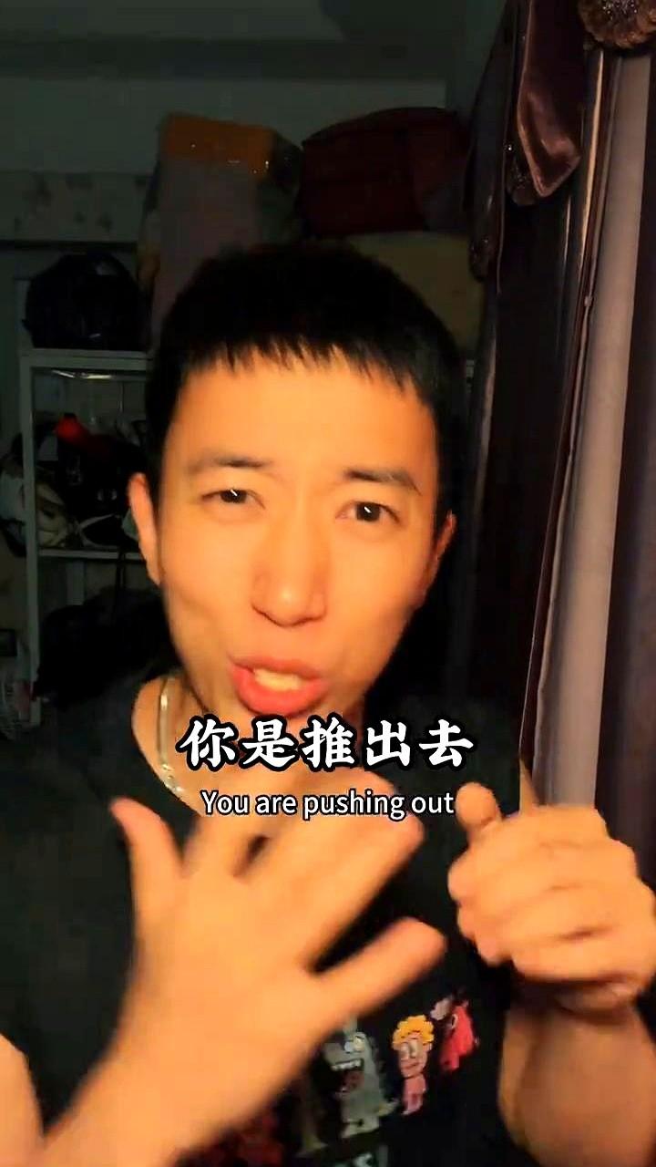 你的后直拳打出去像棉花？因为你一直都在用手臂“推”沙袋。

把胳膊绷得再紧，出拳