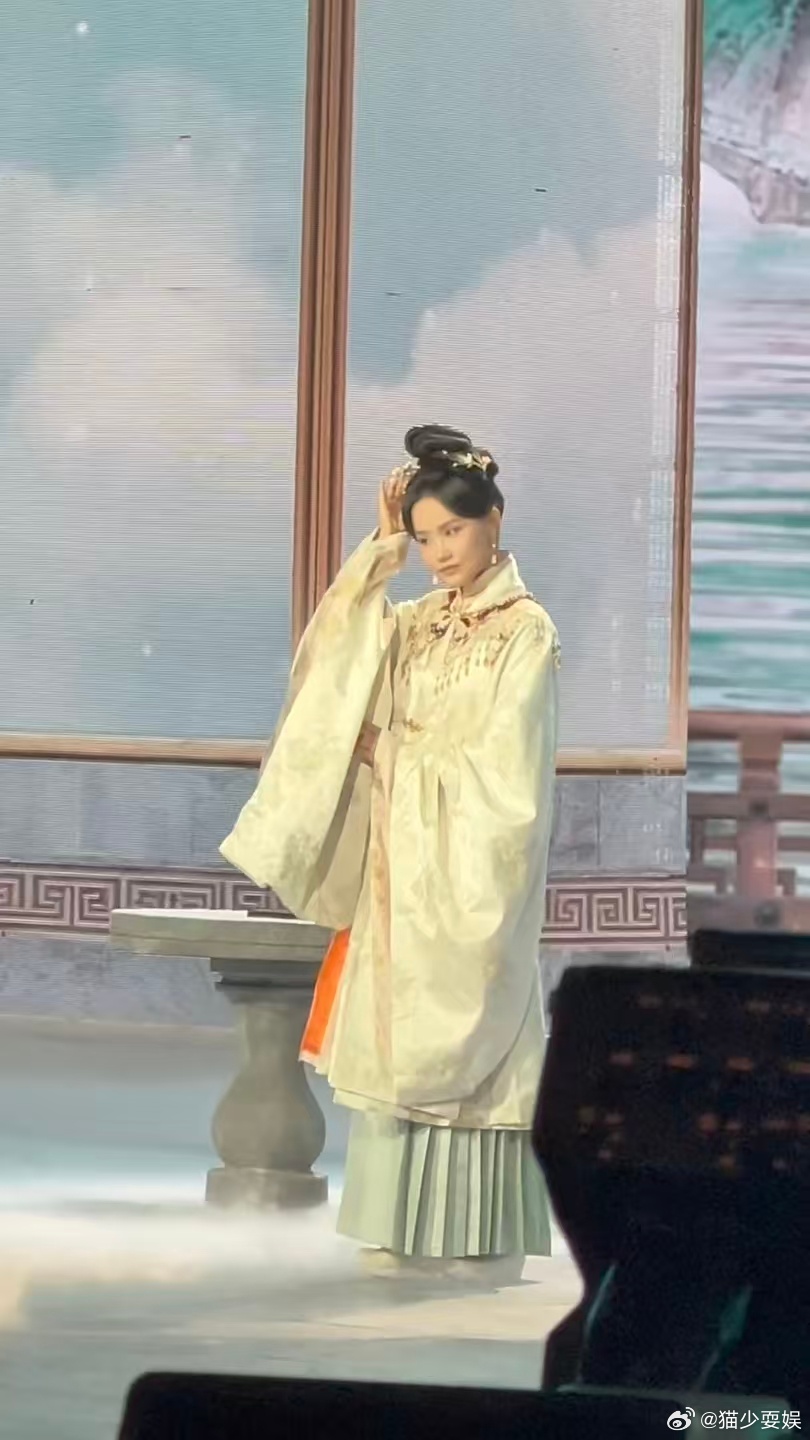 黄龄央视晚会路透带了3套造型谁懂啊！黄龄非遗晚会 3 套造型太绝了！3 分钟舞台