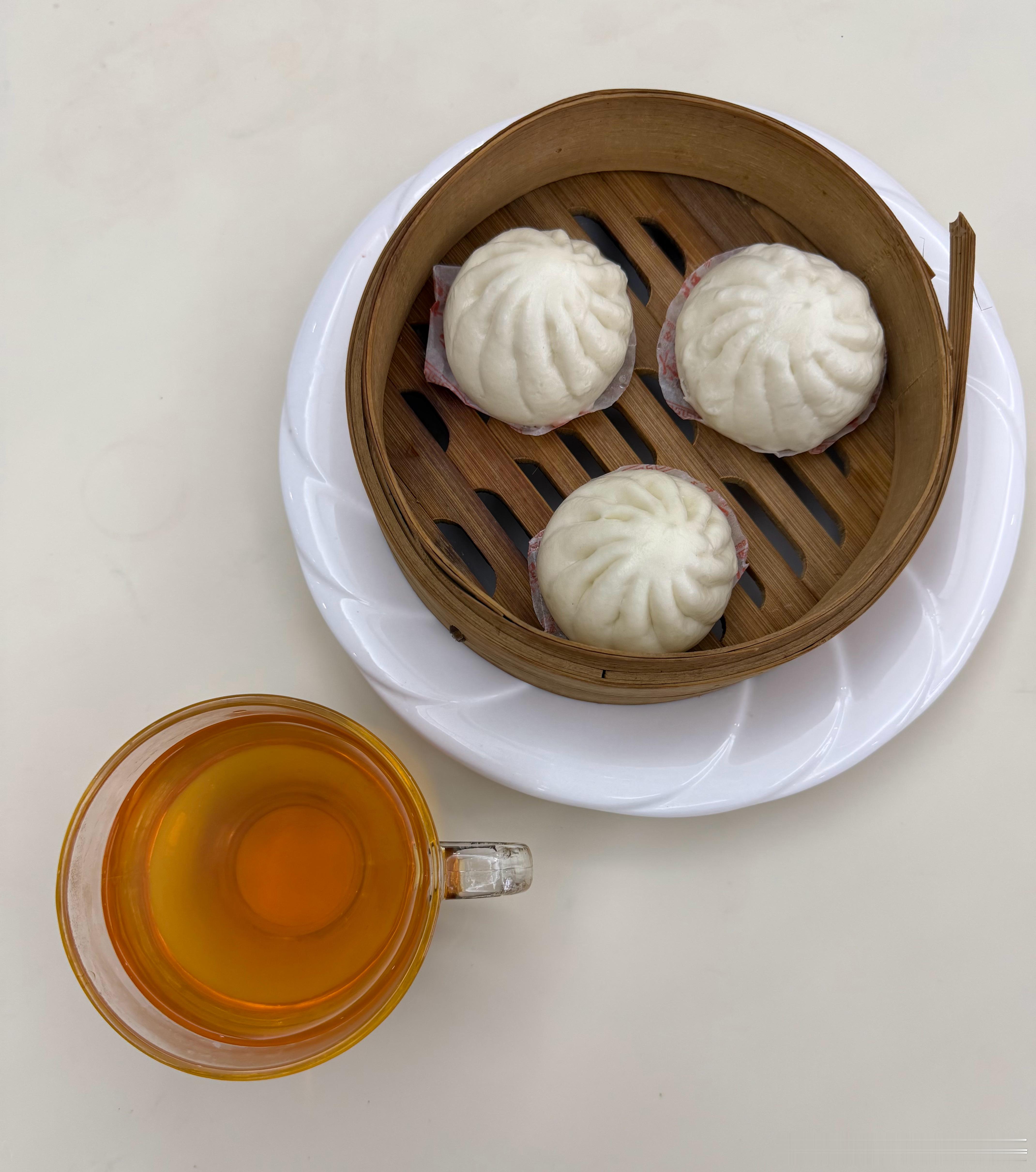 早餐今日早餐，一个水煮鸡蛋，三个信华小笼包，红茶和自己打磨的豆浆。网购的东北黄豆