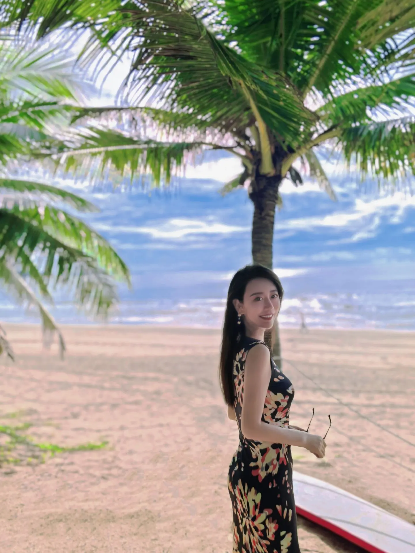 山野万万里，人生路漫漫。 日暮酒杯淡饭，一半一半。 一半山川湖海，一半人间烟火。