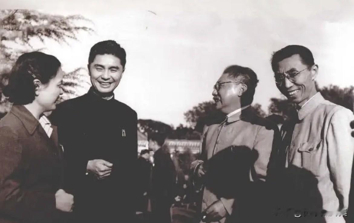 1954年9月，第一届全国人民代表大会第一次会议期间，上海市工商界代表荣毅仁(左