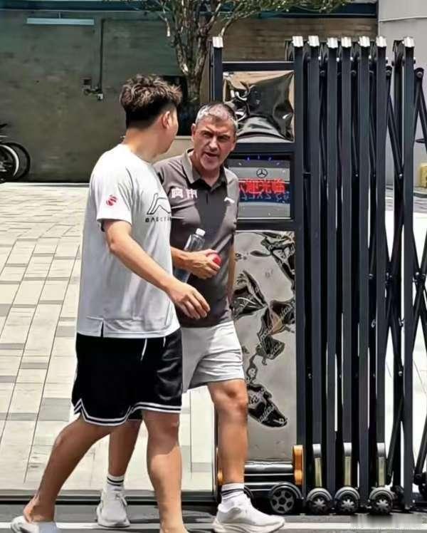 广东外教已经抵达东莞带队训练，宋涛、张勇军解读杜锋、朱芳雨离队原因
广东队这个休