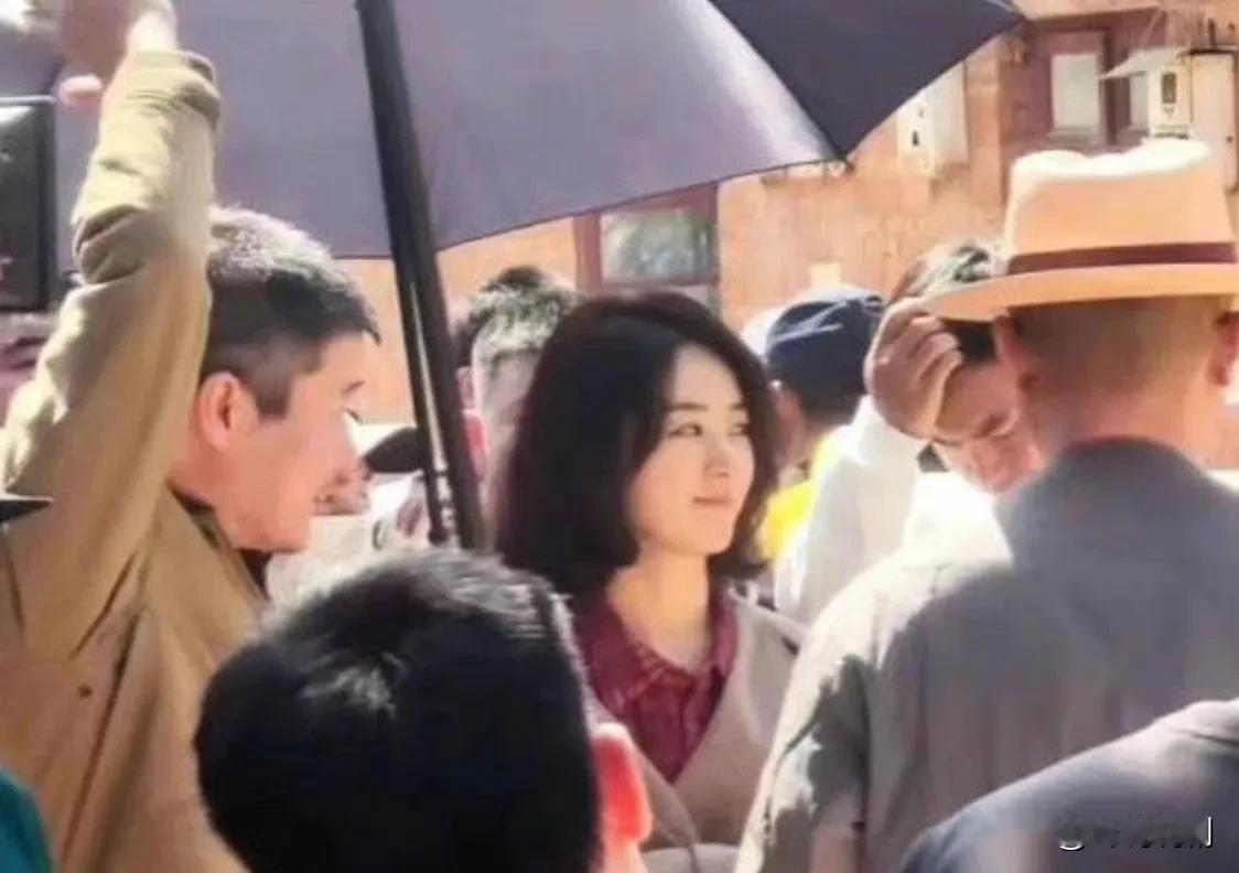 赵丽颖，肖央新电影《虎狼之路》剧透照
齐肩膀的短发，看起来又是风风火火的样子，有