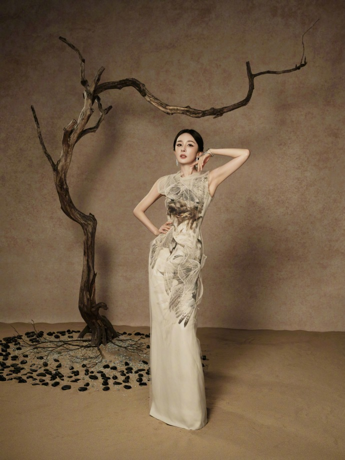 杨幂木质感礼裙俺娘美出新高度 太美了绣绣娘！ ​​​
