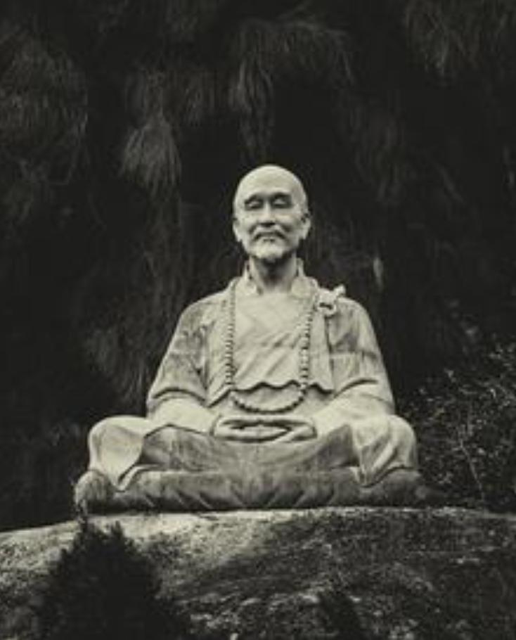 1942年，弘一法师火化时怪声频发，弟子惊恐，赶忙拉出骨灰床，谁料，竟然捡出了1