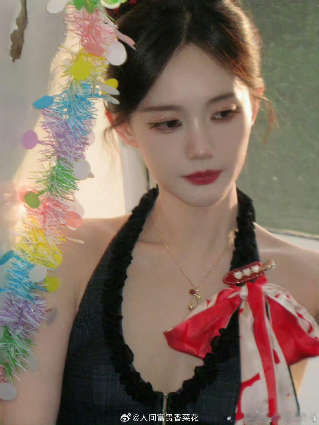 李一桐漂亮的脸旁边还是漂亮的脸五个凑一块儿简直是颜值暴击现场！谁懂这种美女贴贴的