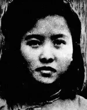 1948年，一名地下党女校长被捕，在押送途中，一名特务趁守卫松懈时，低声对她说：