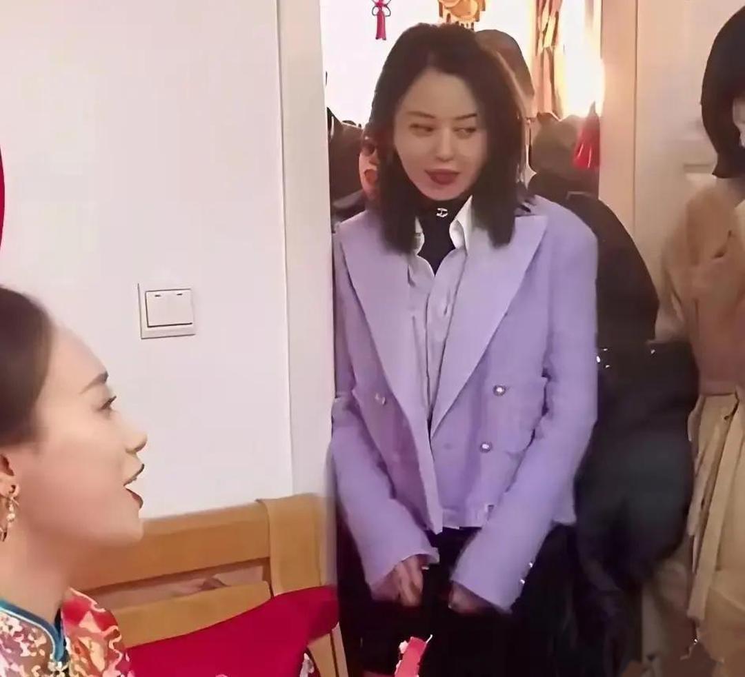 辛芷蕾回鹤岗随礼太豪横
 
弟弟结婚，辛芷蕾直接送上66万现金、一套房一辆车，豪