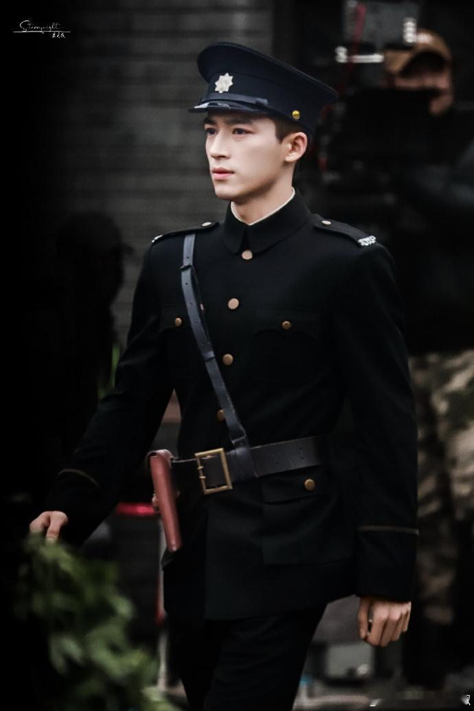 王星越《暗影》侦探路透，制服涛好帅！ ​​​