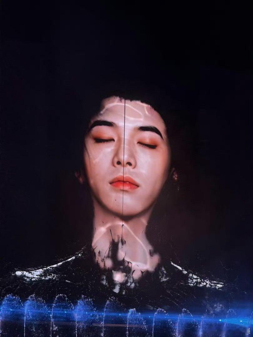 华晨宇说没穿衣服的自己感觉怪怪的华晨宇谈及蜉蝣舞美大屏，坦言看见画面中的自己有点