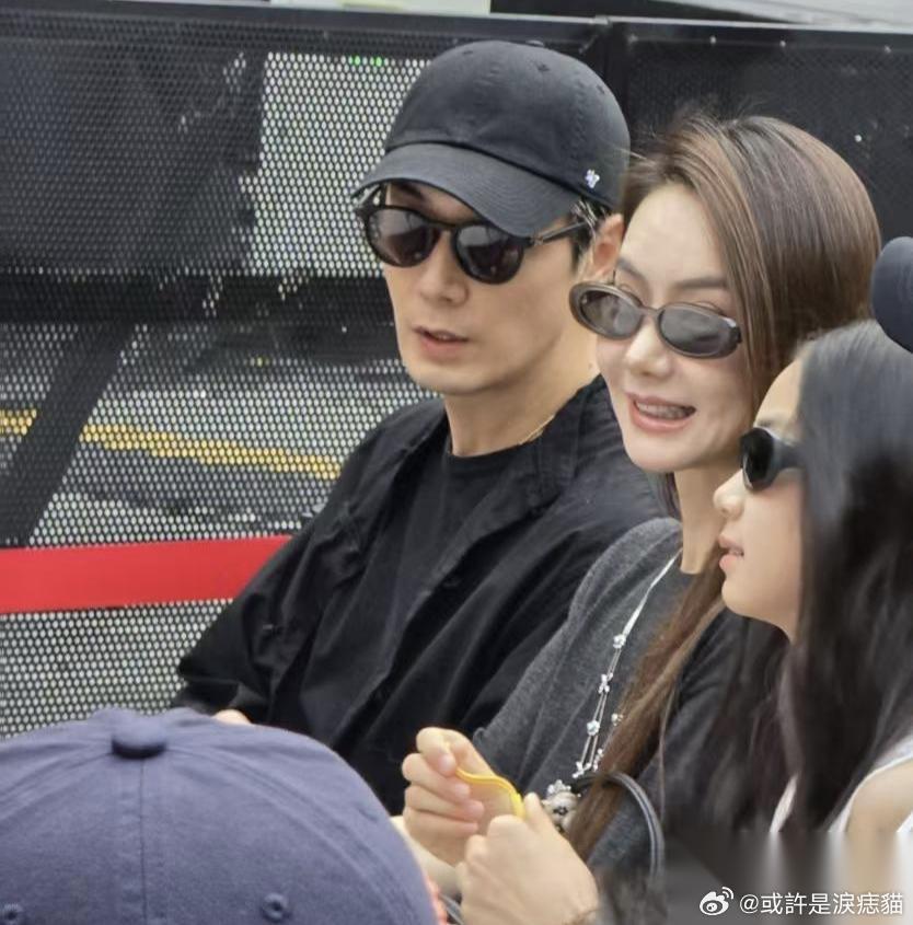 戚薇， 给内娱所有女明星做了个榜样， 可以结婚，也可以生孩子，但结婚对象一定要颜