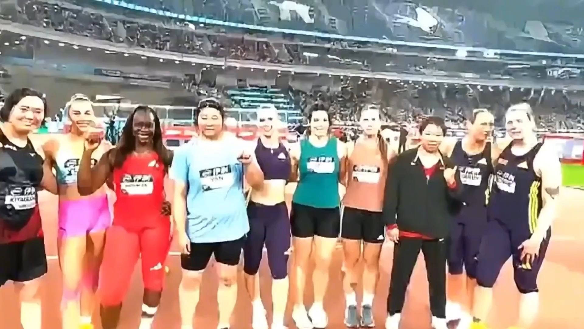 中国姑娘叠国旗刷屏！42秒96卫冕，换人75%照样夺冠