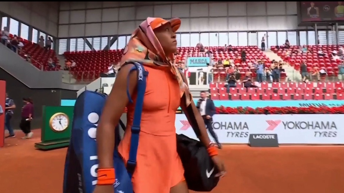 体育大赏 大坂直美继续以大胆的赛前入场风格亮相，在对阵卡米拉·奥索里奥的马德里赛