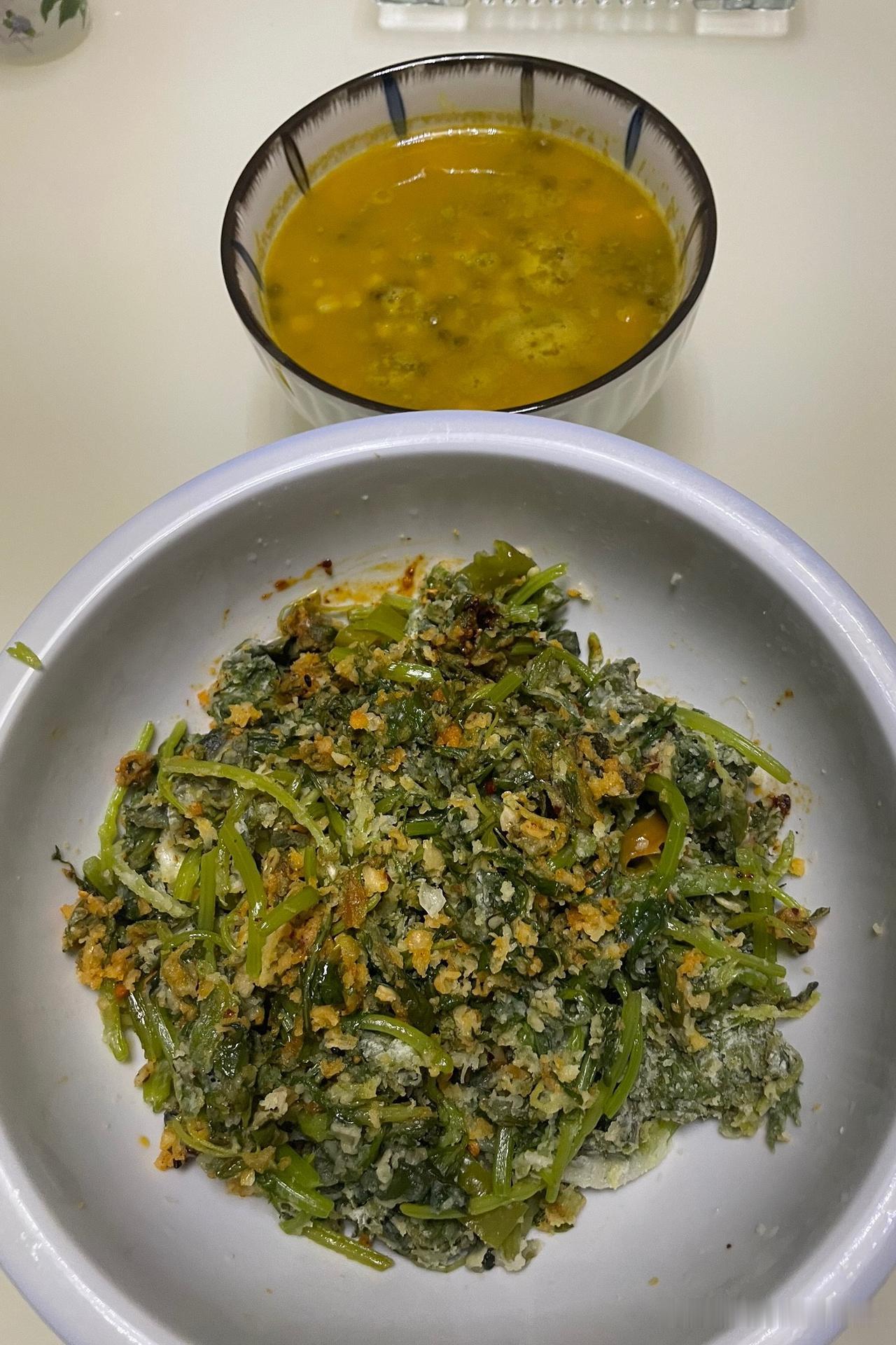 大家喜欢吃蒸菜吗？反正我喜欢吃蒸菜，蒸菜少油少盐更健康！

今天的晚饭是蒸茼蒿，