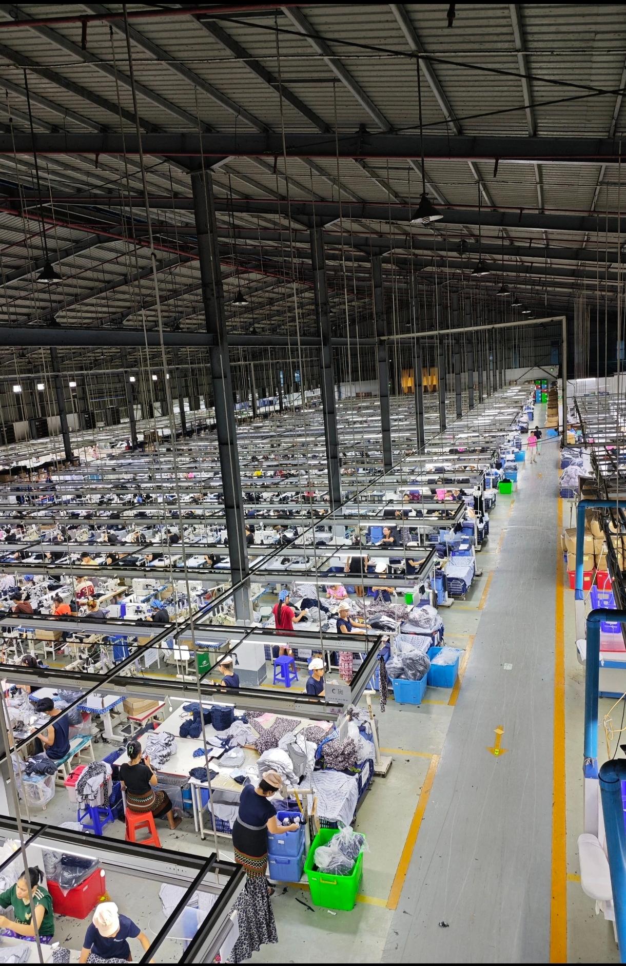 服装纺织是劳动密集型产业，既然装备现代化了，但人还是多。这个厂房最少有6米高吧，