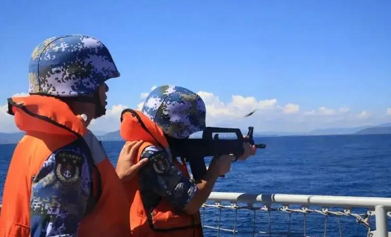 8月30日，中国海警万山舰编队抵近黄岩岛3海里演练拦阻封控，而仁爱礁那艘破船上的