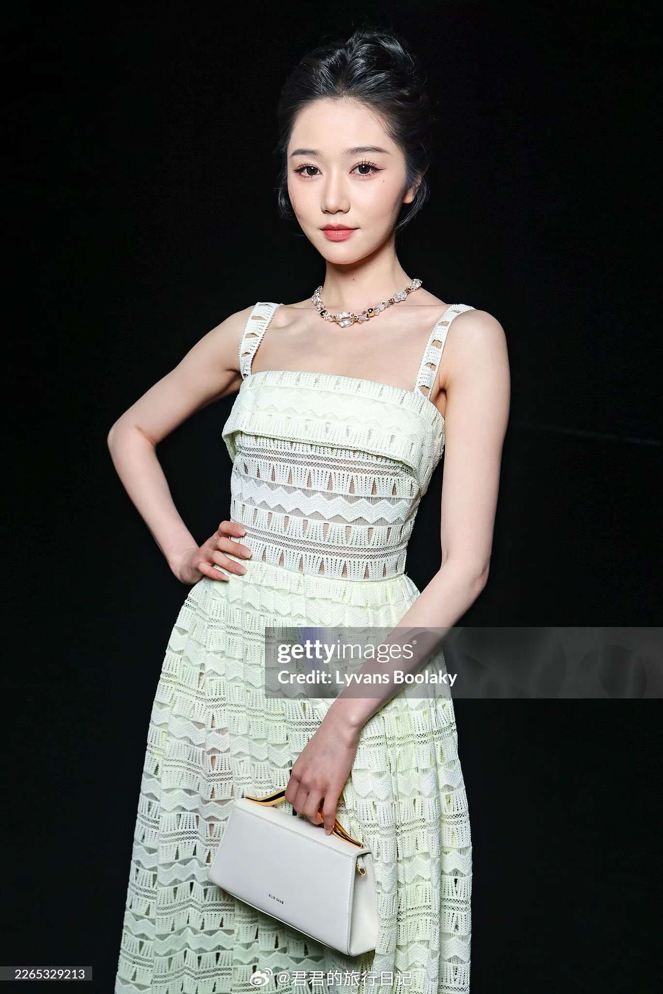 短剧女演员岳雨婷出席巴黎时装周ElieSaab看秀，虽然输出G社图，但抬头依旧是