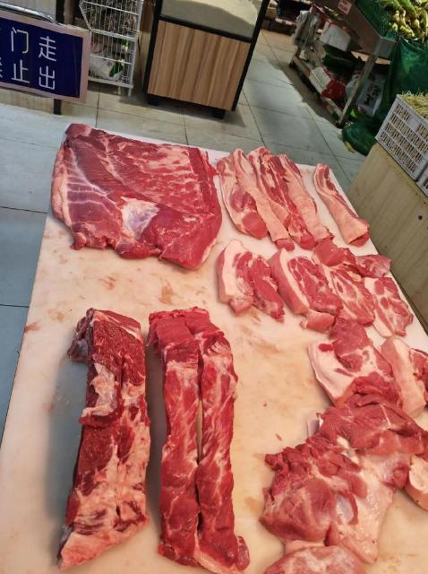 花96块买排骨，付完钱说整块带走，摊主当场把排骨抢了回去？
前几天刷到一个网友发