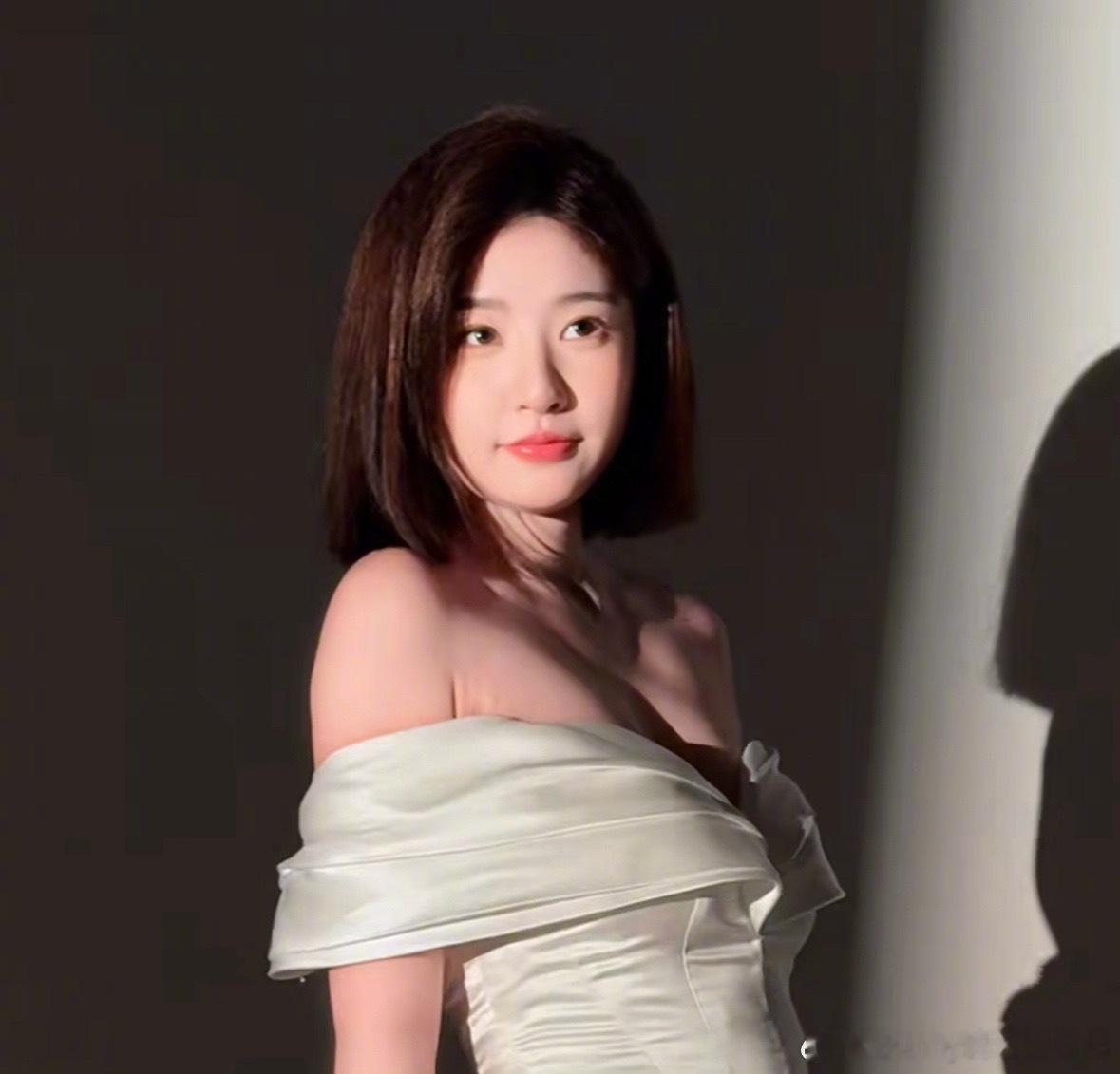 #黄一鸣不结婚了# 黄一鸣说晒婚纱照的原因，是想告诉大家自己不结婚了。#黄一鸣说