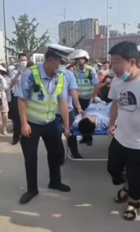 手术完不到10个小时，他被抬进了高考考场。昨天早上，简阳中学考点门口停了一辆救护