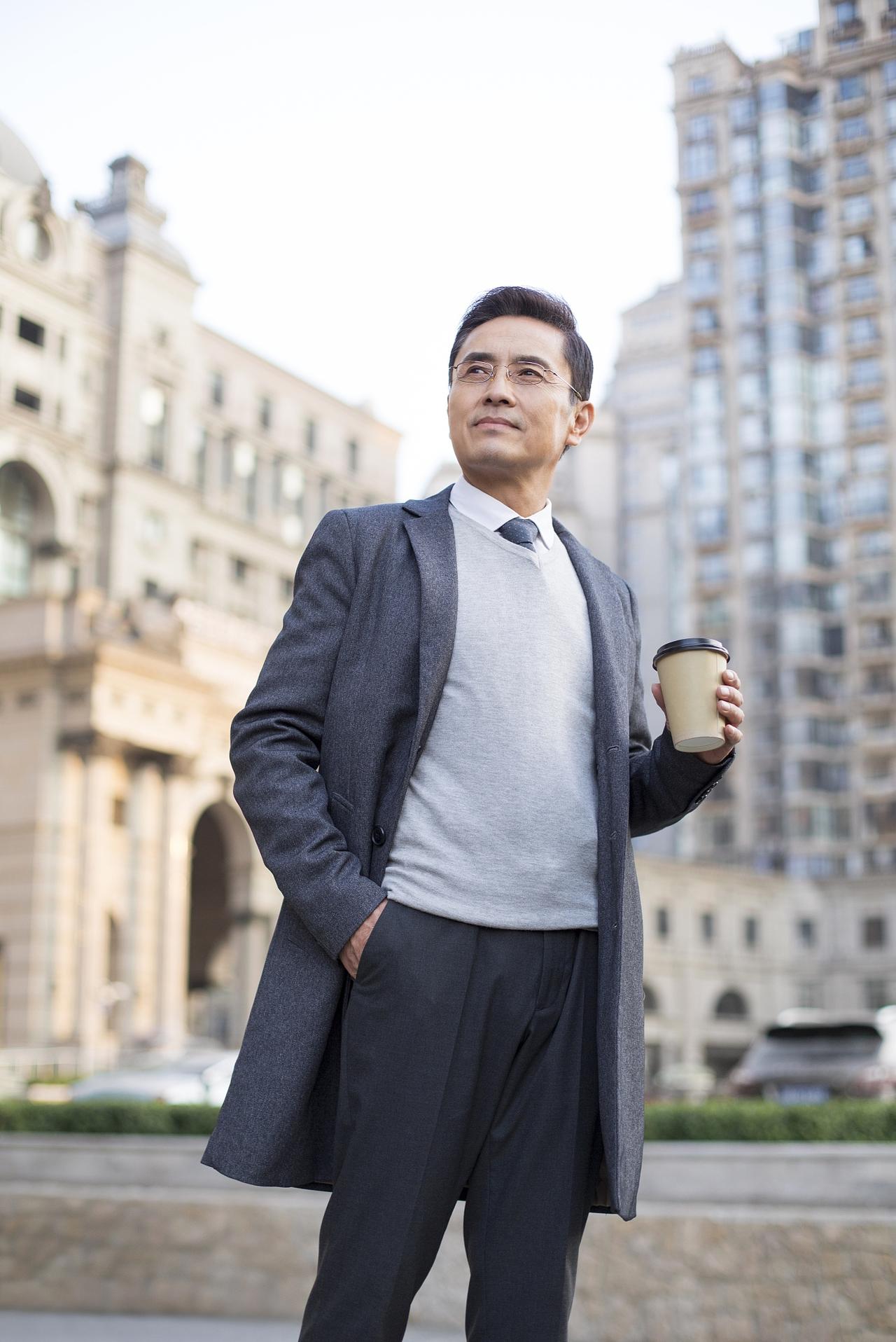 男人40以后，保温杯里少不了的九样，

第一样是桑葚干，
第二样是枸杞子，
第三