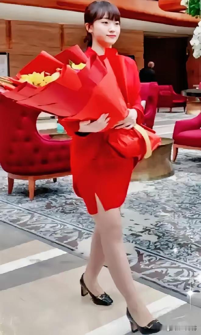 一袭中国红！端庄、大气、从容、淡定、温婉！这才是正宗的中国女孩儿名片！