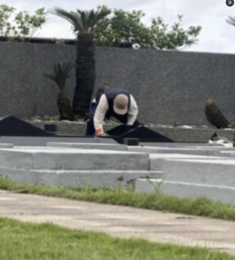 一位徐熙媛的粉丝分享了DJ具俊烨每天仍坚持打扫徐熙媛墓地的经历。这位粉丝在祭拜徐