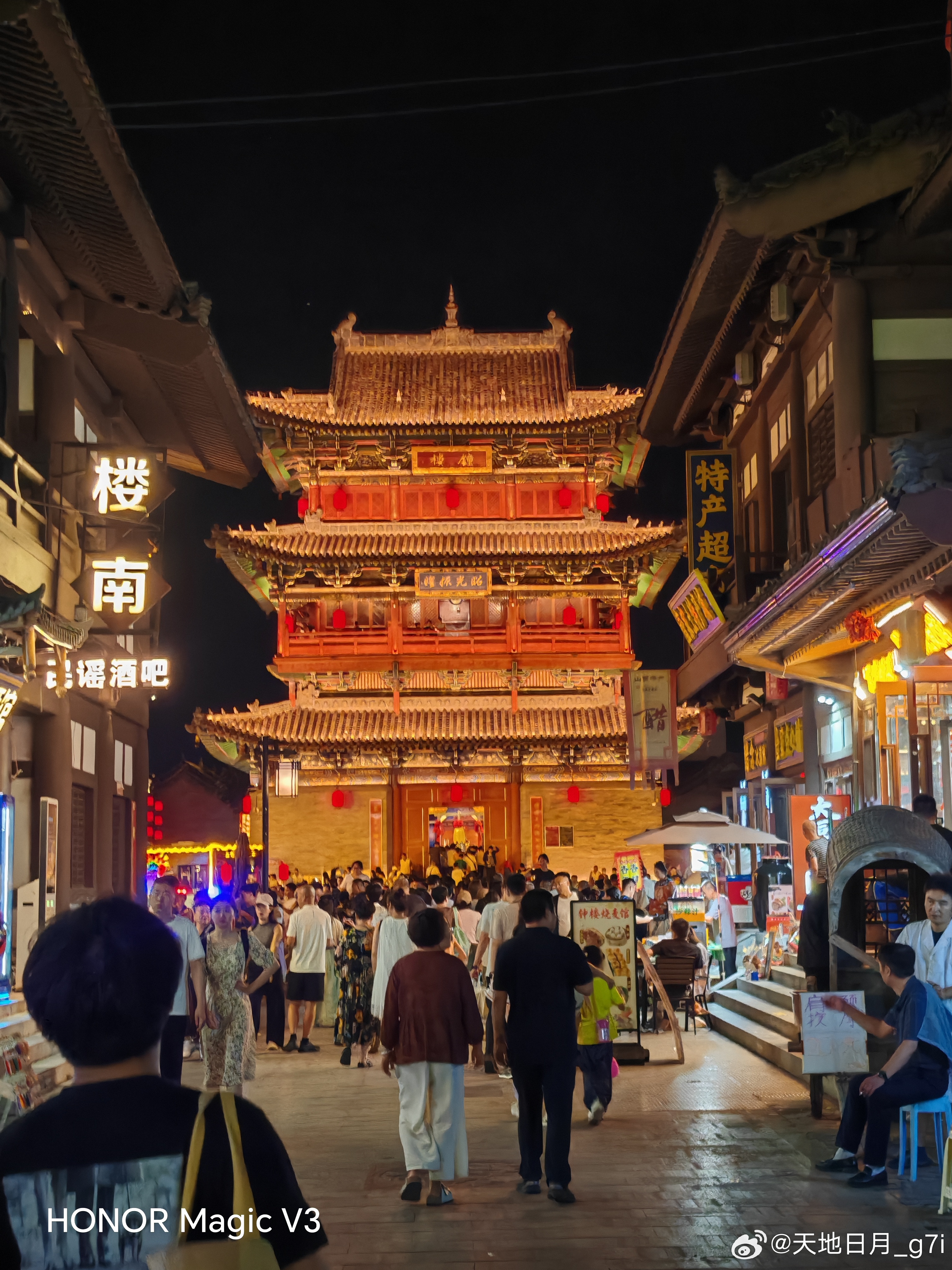 《旅游怀古热》名胜古迹传久远，如今变成宝。成了旅游摇钱树，观赏人如潮。打卡地，抢