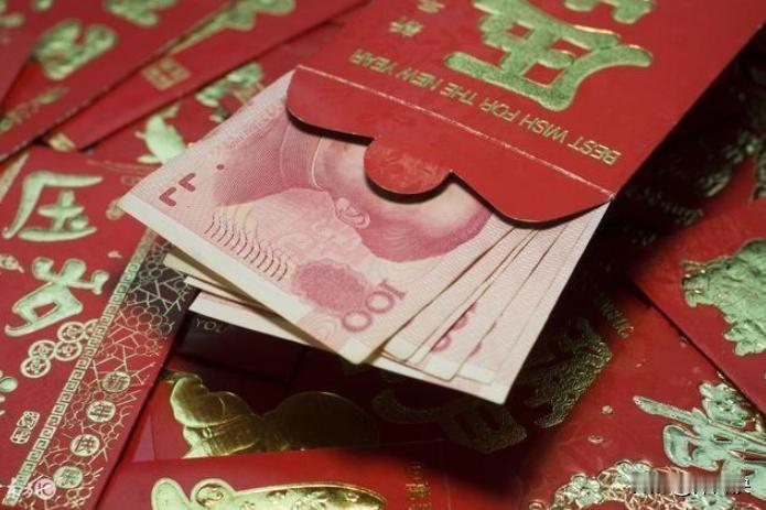 前几年我结婚的时候，朋友随了500，如今朋友结婚我也随了700，可没想到她却嫌少