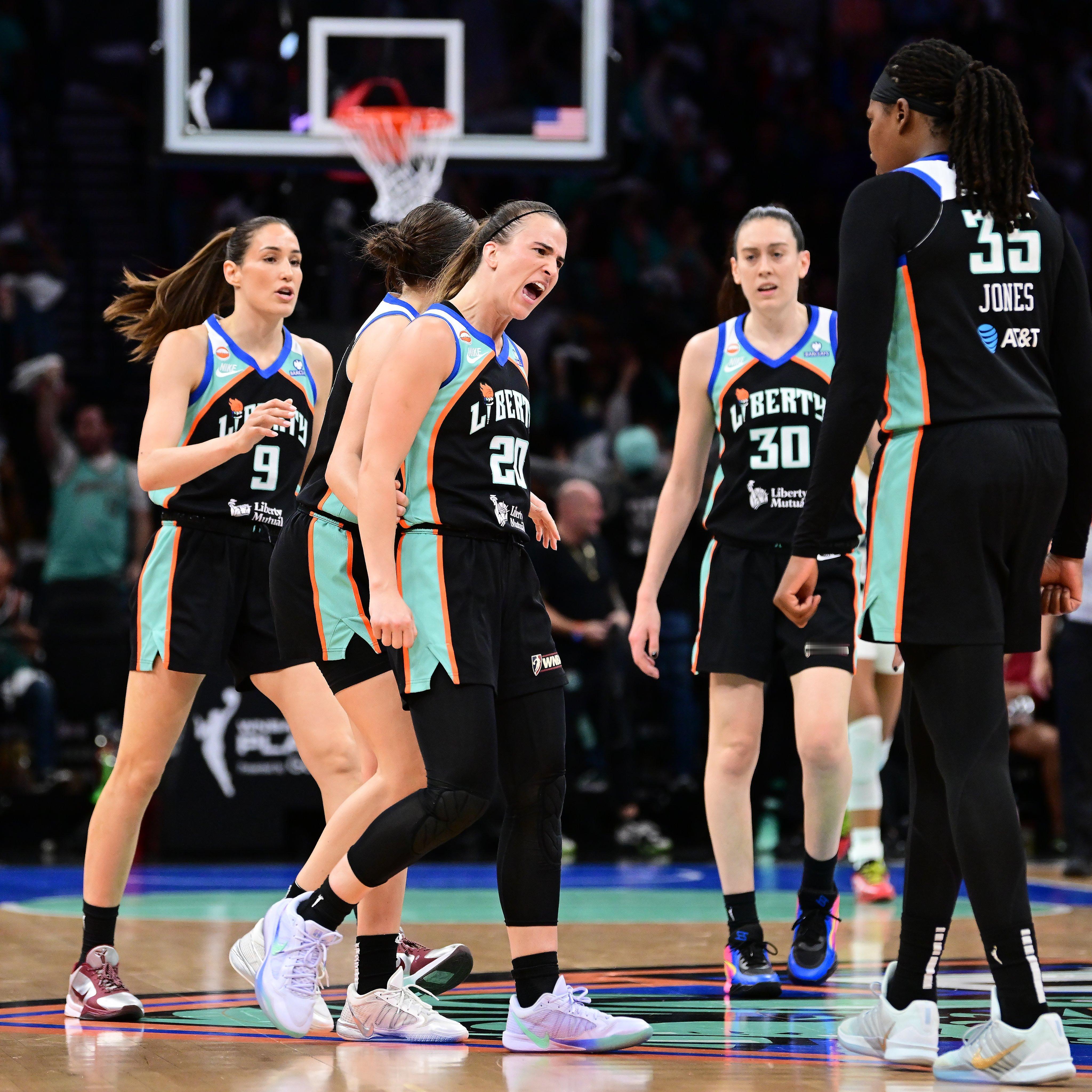 WNBA在今天早些时候缔造了季后赛的新历史：纽约自由人在主场再接再厉，拿下常规赛