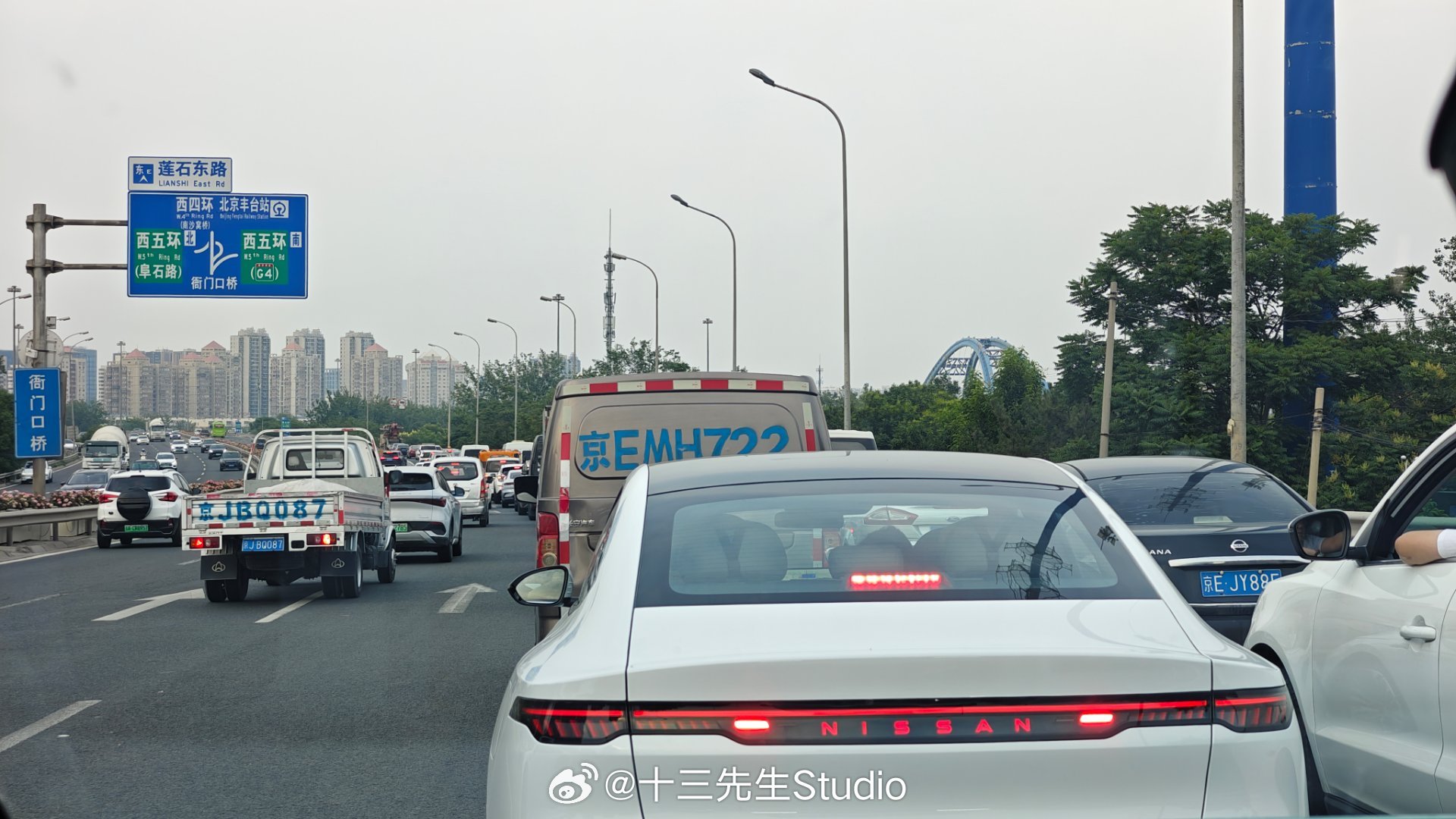 北京的拥堵，车多是一方面，但是我觉得这种用屁股设计出的路，和这群肆意加塞的蠢货，