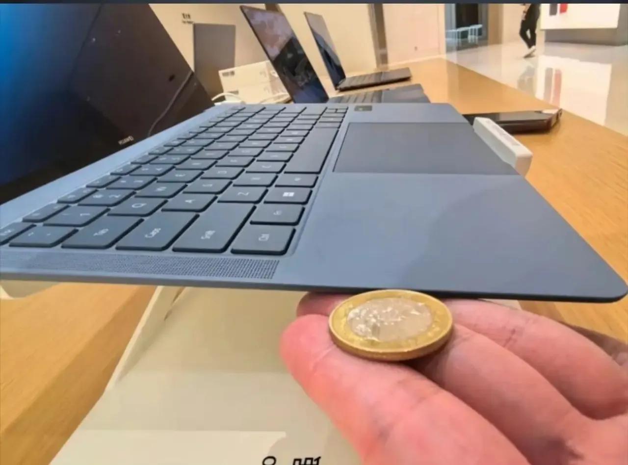 华为MateBook X Pro笔记本这厚度，看起来挺薄，其实一点也不厚，真·比