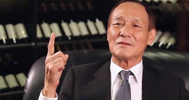 1984年，陈惠敏带着怀孕的老婆去唱歌，遇到了新义安的苏龙。没想到，苏龙突然一脚
