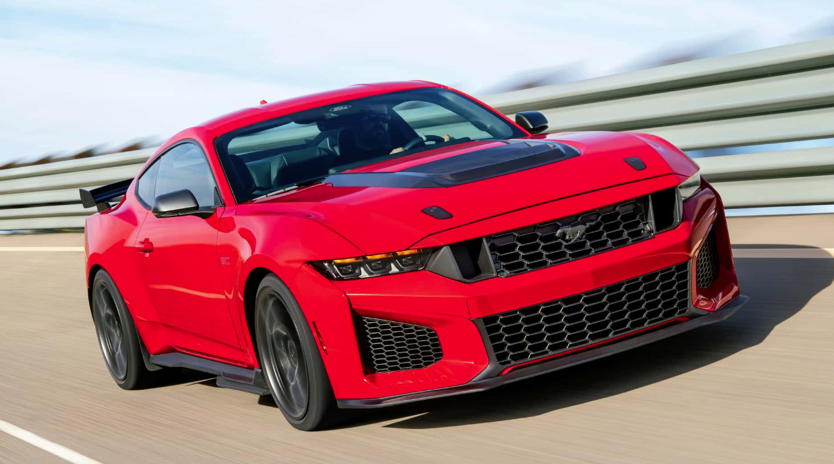 福特野马黑马SC搭载机械增压5.2升V8发动机与7速双离合变速箱，动力预计介于5