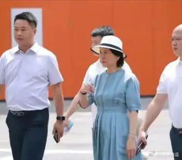 不得不说，有钱就是好啊。董明珠现身成都太古里，虽然她已经72岁了，但看上去却一点