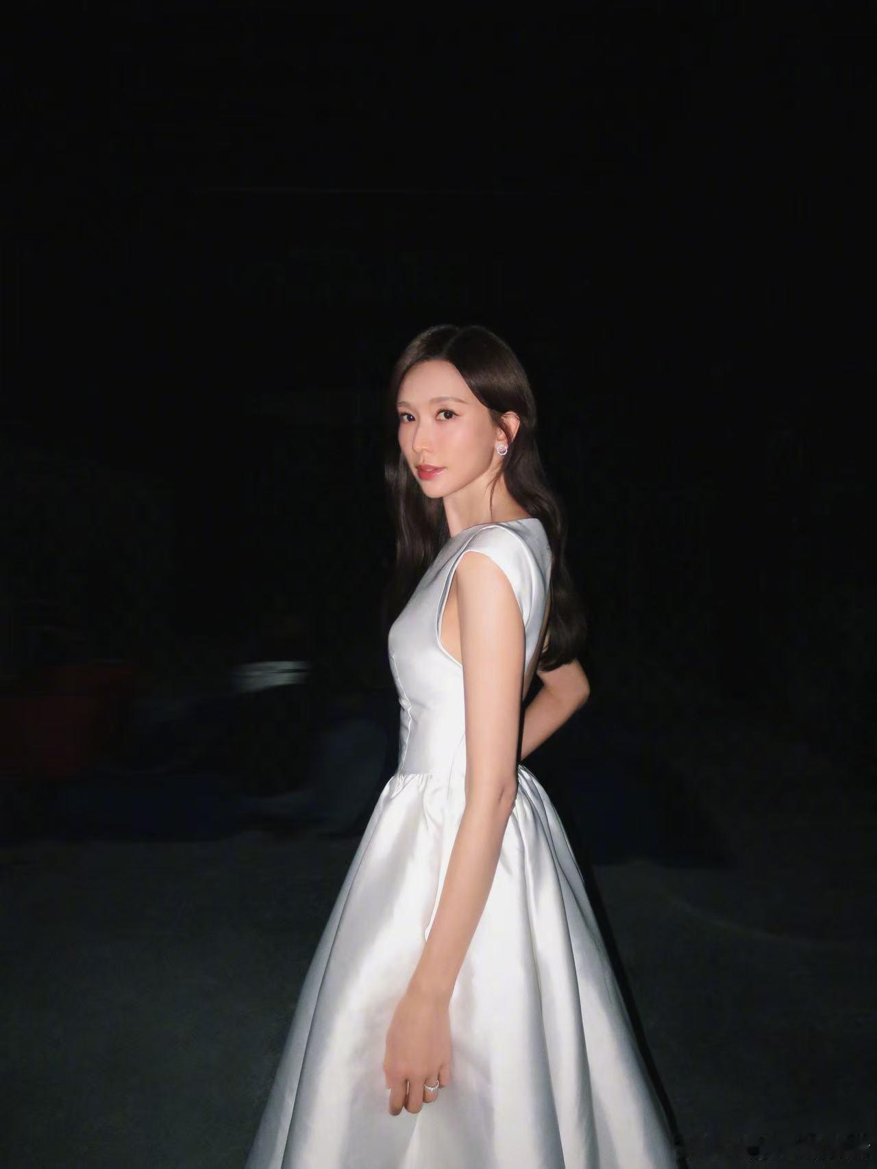 林志玲温柔的底色是善良真正的温柔从来不是刻意伪装的气质，而是刻在骨子里的修养，林