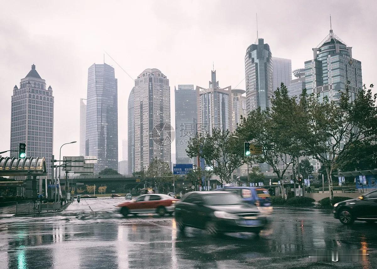 10 月 22 日，星期二，潍坊的天空阴沉沉的，飘着小雨🌧️。路上的行人来来往