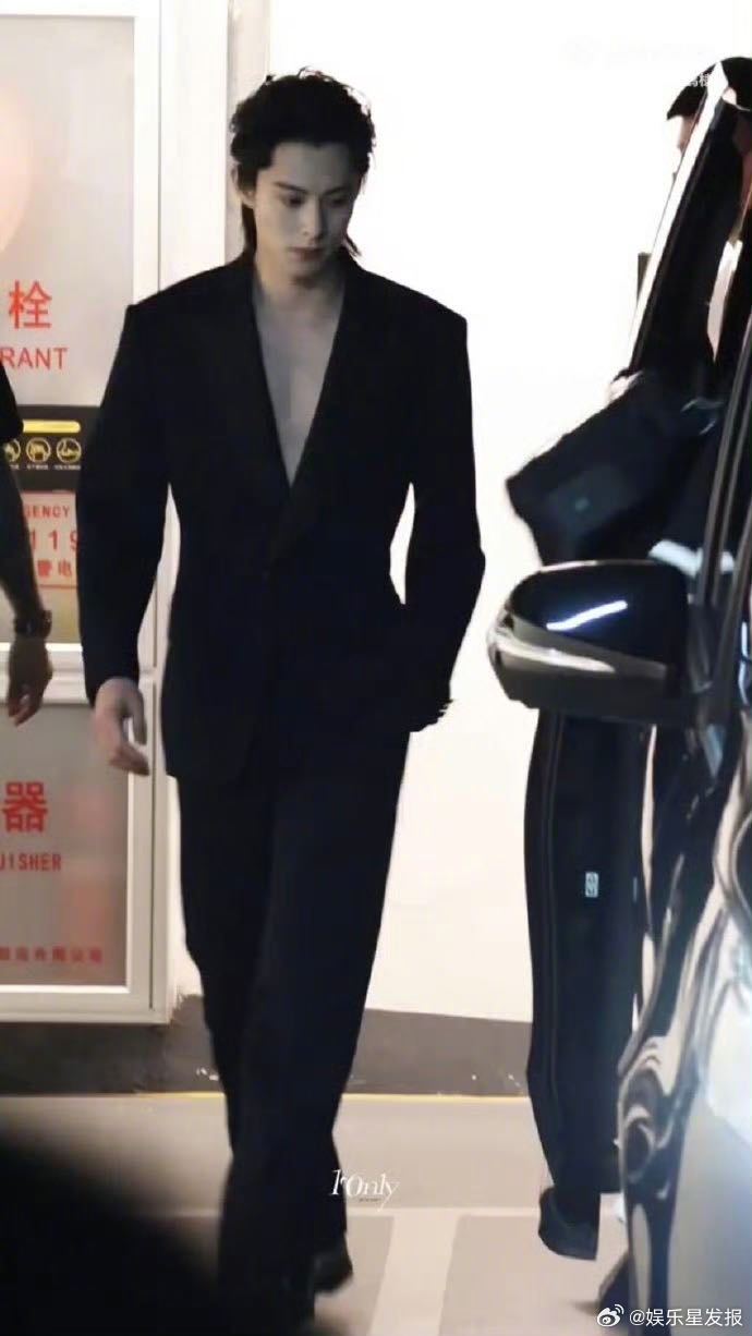 王鹤棣真空西装活动上班，深v真空黑西装气场全开，每一步都踏出极致贵气，这谁能扛得