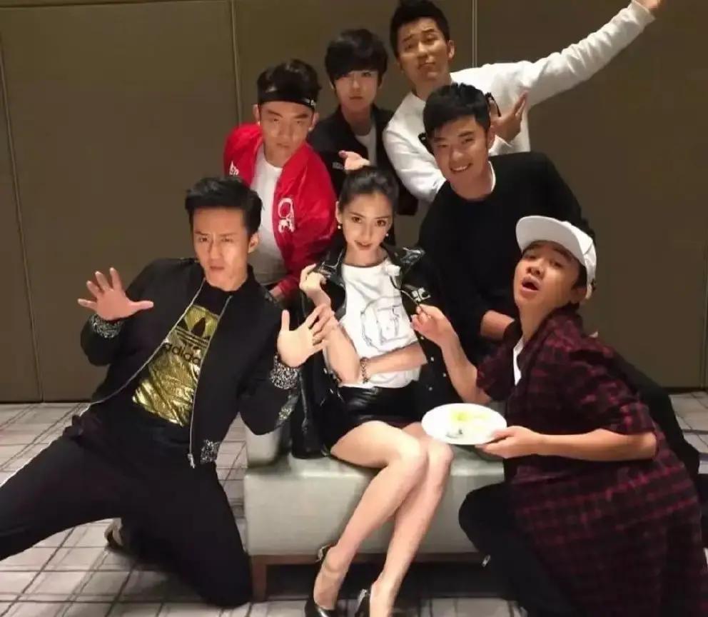 李晨半夜甩出一张《跑男》饭局照，我直接泪目。

站位跟十二年前一毛一样，杨颖稳稳