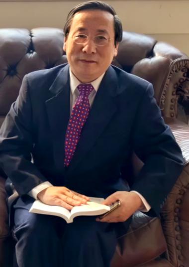 万斯曾暗示中国，如果不接受关税，就考虑战争。话音未落，中国学者高志凯就在国际辩论