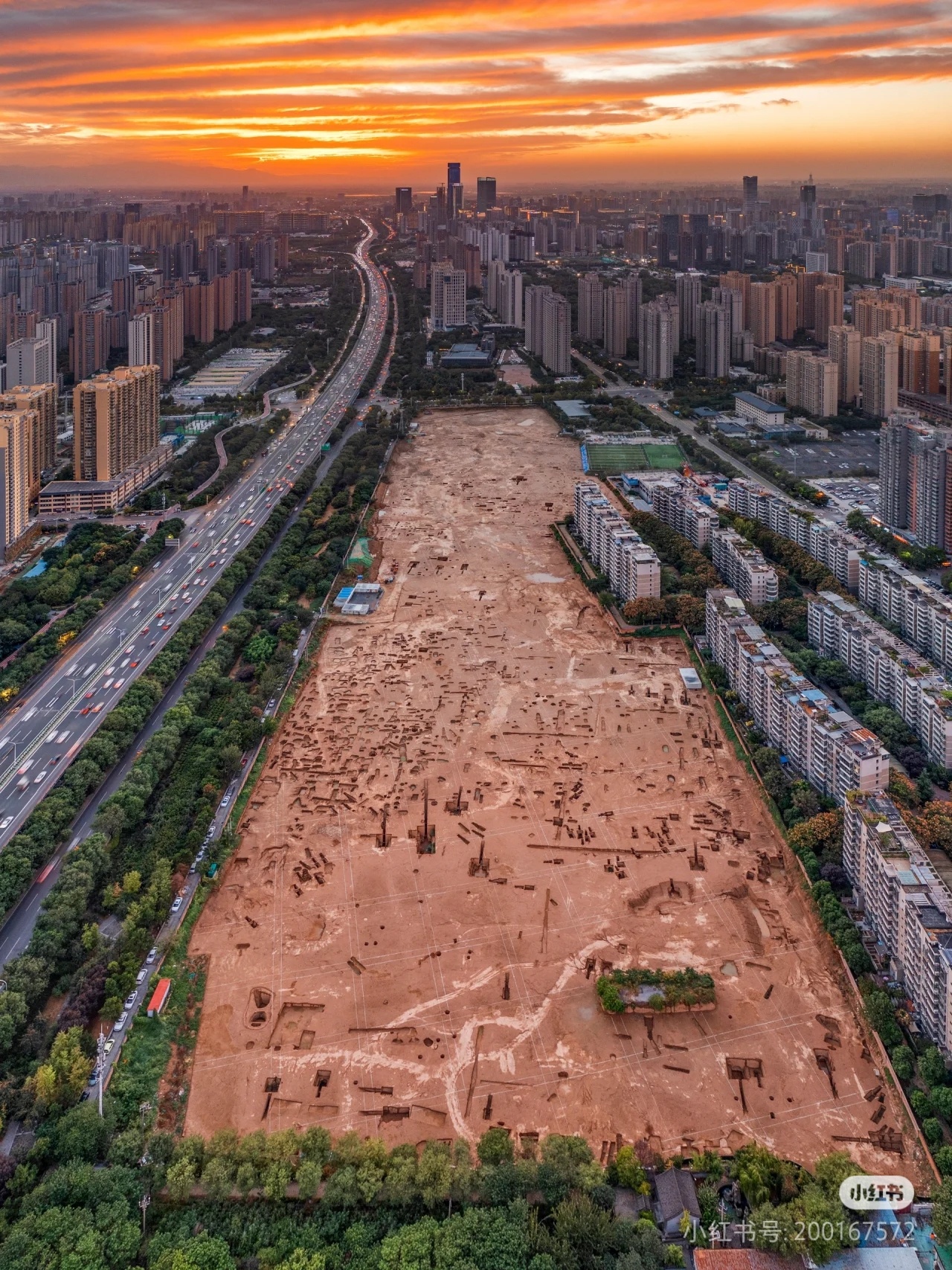 #西安连日阴雨市民称古墓变森林#【西安连日阴雨后，市民称窗外“古墓变森林” 相关