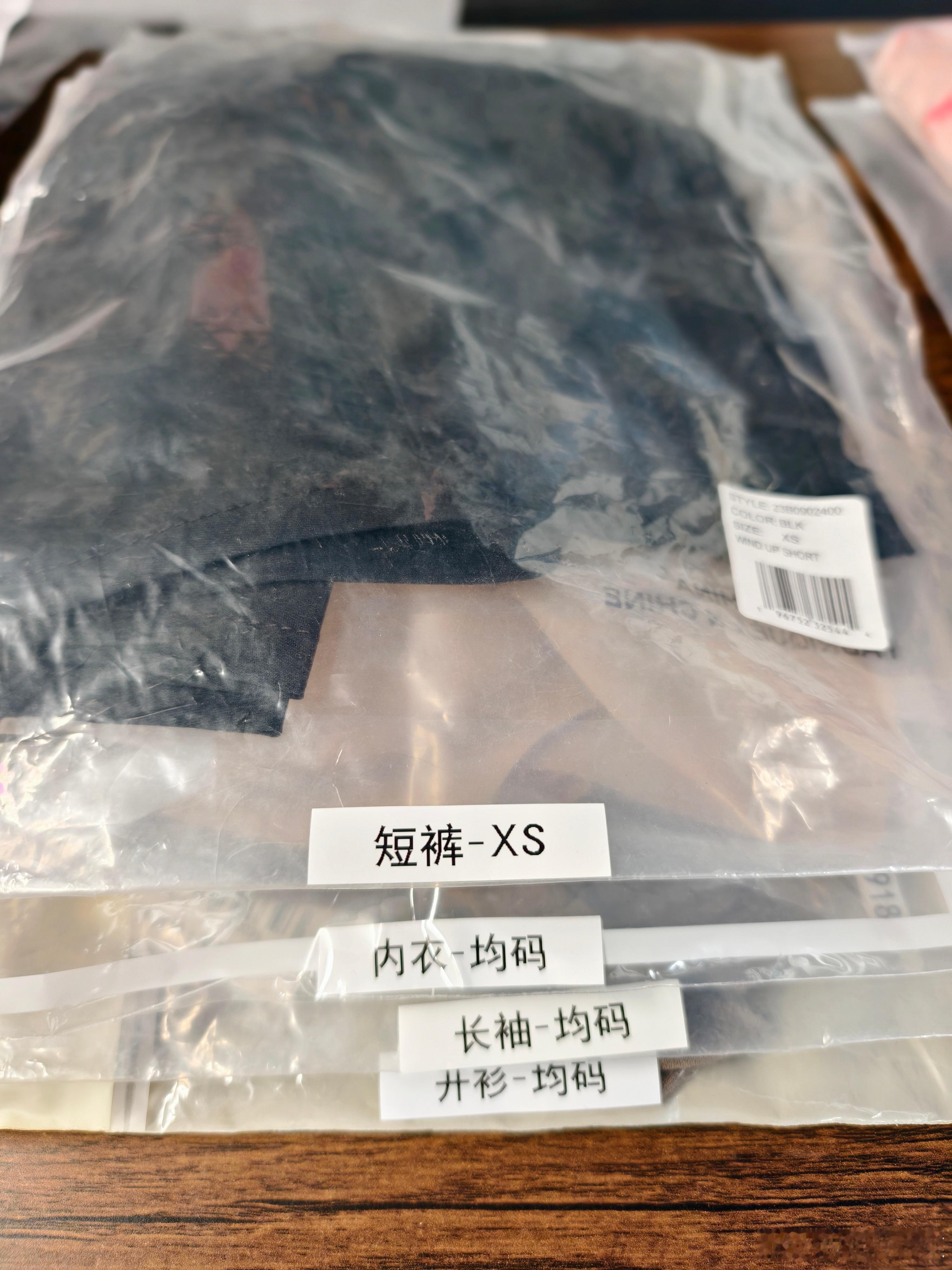 均码和一件XS，但是这个XS是欧码，其实不小的。我感觉S和M都能穿。可以穿的评论