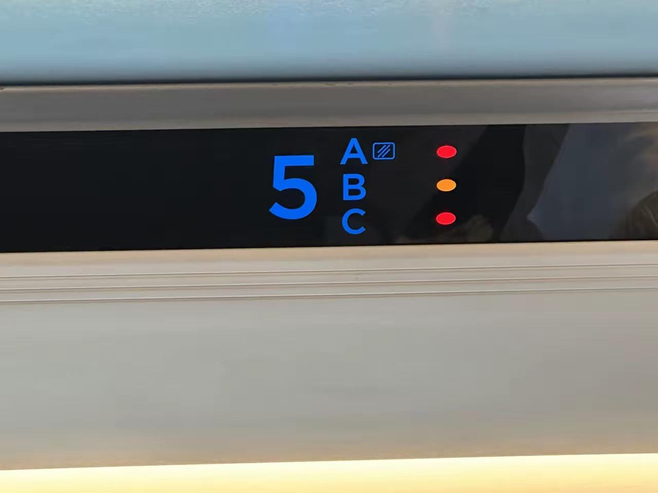 不知道你注意到没有，复兴号高铁座位上方的指示灯，有红黄绿三种颜色。为什么有指示灯