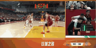 张宁被判罚违体犯规的依据何在？
张宁垂直起跳，左手收胸没有多余动作，右手封盖朱松