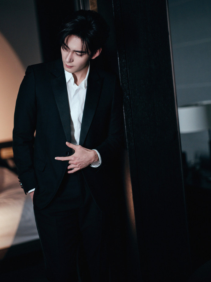 陈星旭追剧团正装look，满分帅气的炎拓，西装矜贵感直接拉满了，期待住和陈星旭一