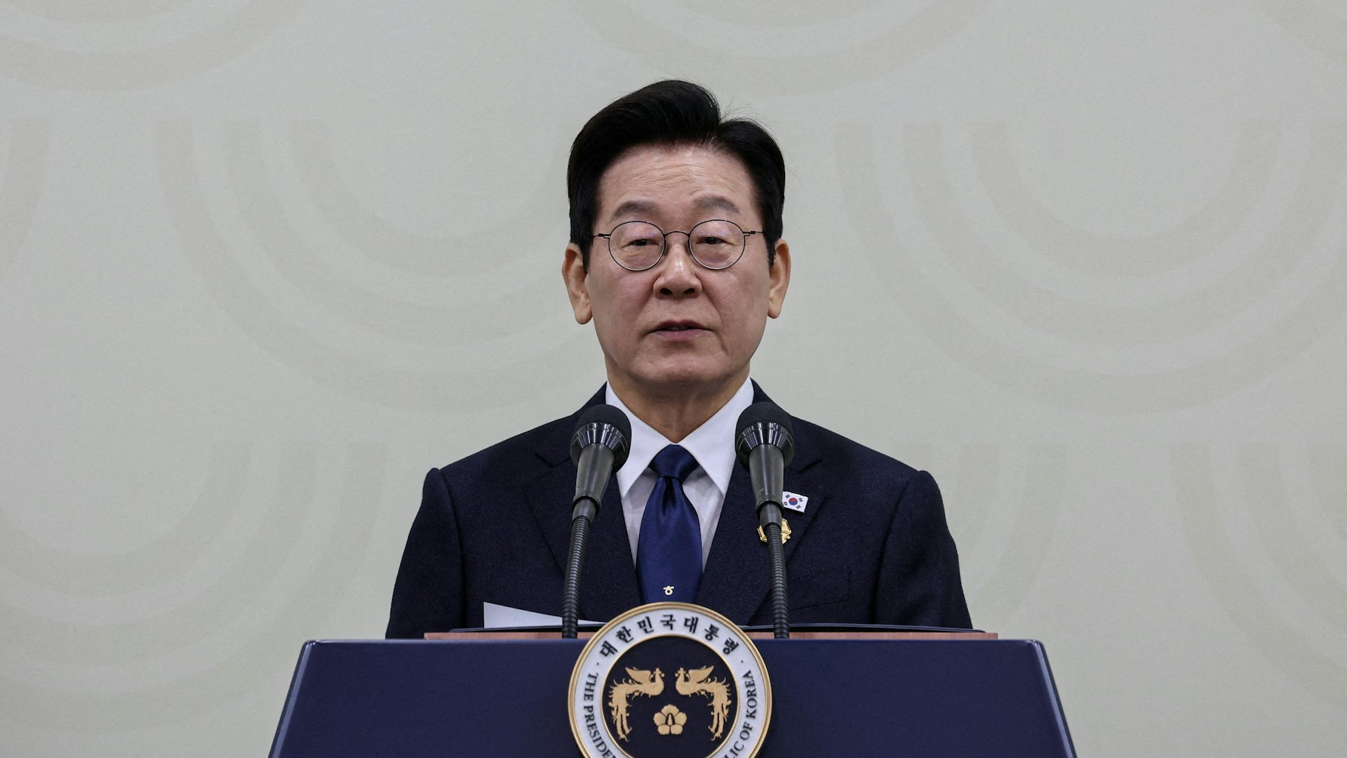 韩国在APEC会议期间展现外交平衡术：与中国续签4000亿元货币互换协议，承诺推