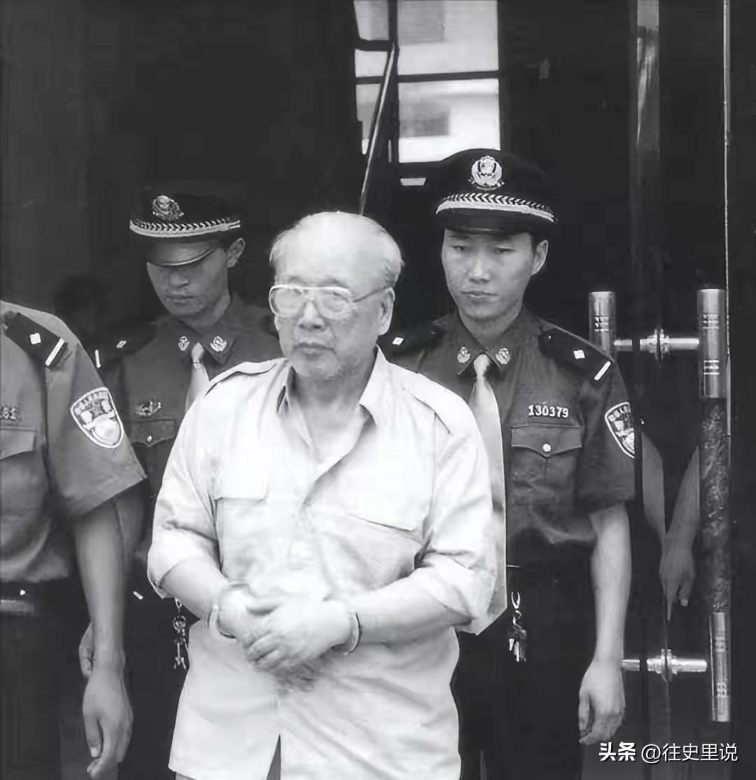 1999年，检察人员一脚踹开大门，一个古稀老头正在寡妇床上温存，只见他淡定提起裤