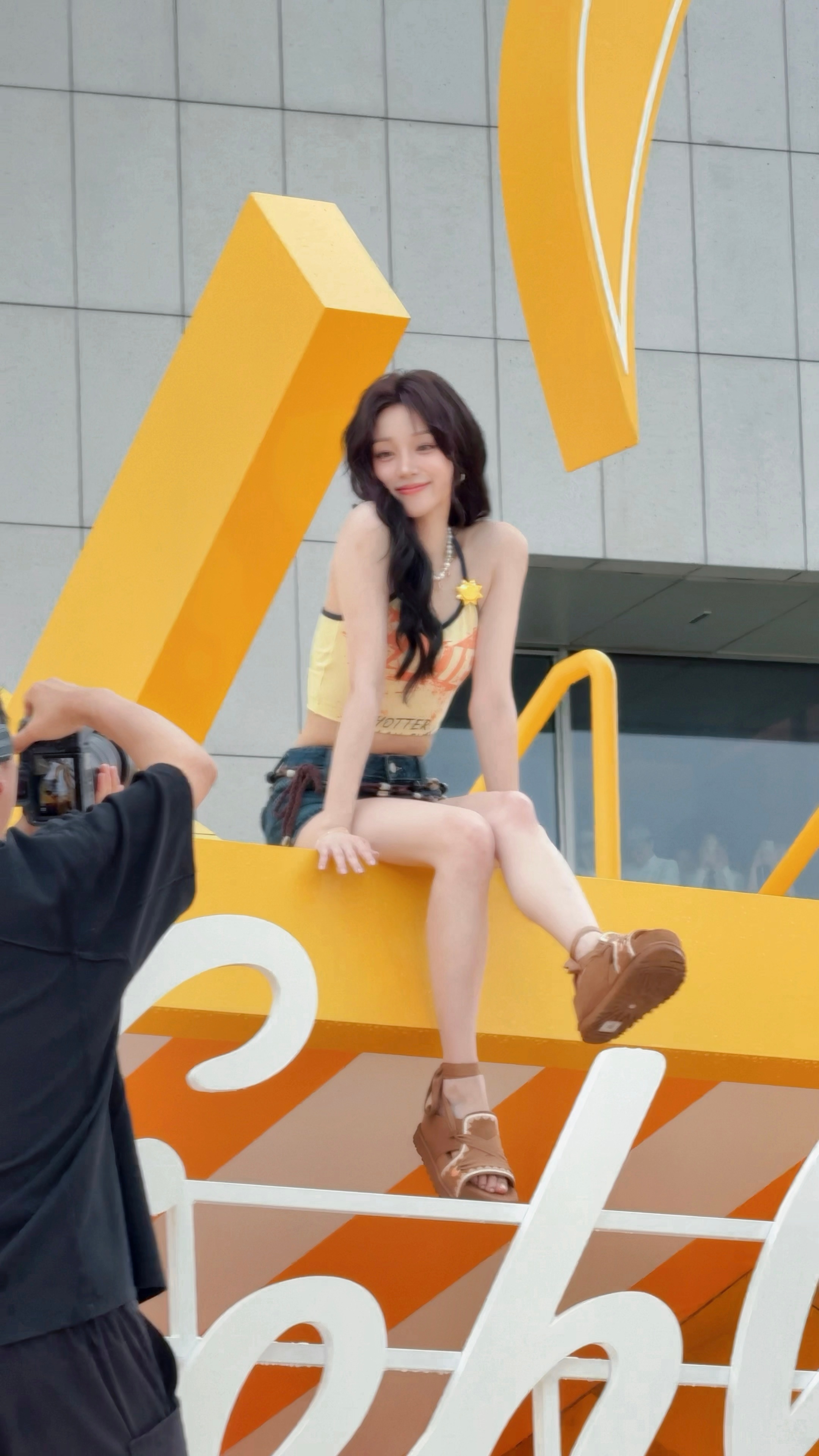 完全的美神降临💛周末愉快！给大家分享几张雨琦美照嘿嘿 昨天深圳大暴雨 结果宝宝